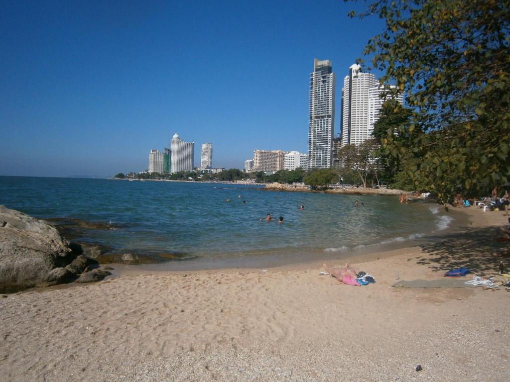Aura House Hotell Pattaya Exteriör bild
