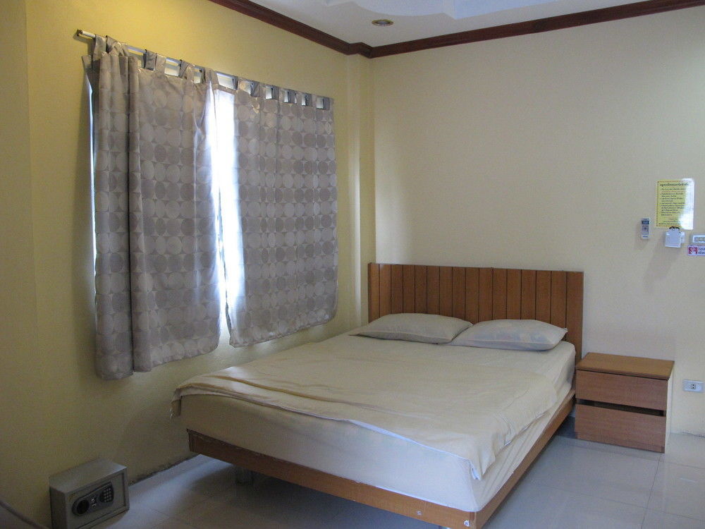 Aura House Hotell Pattaya Exteriör bild