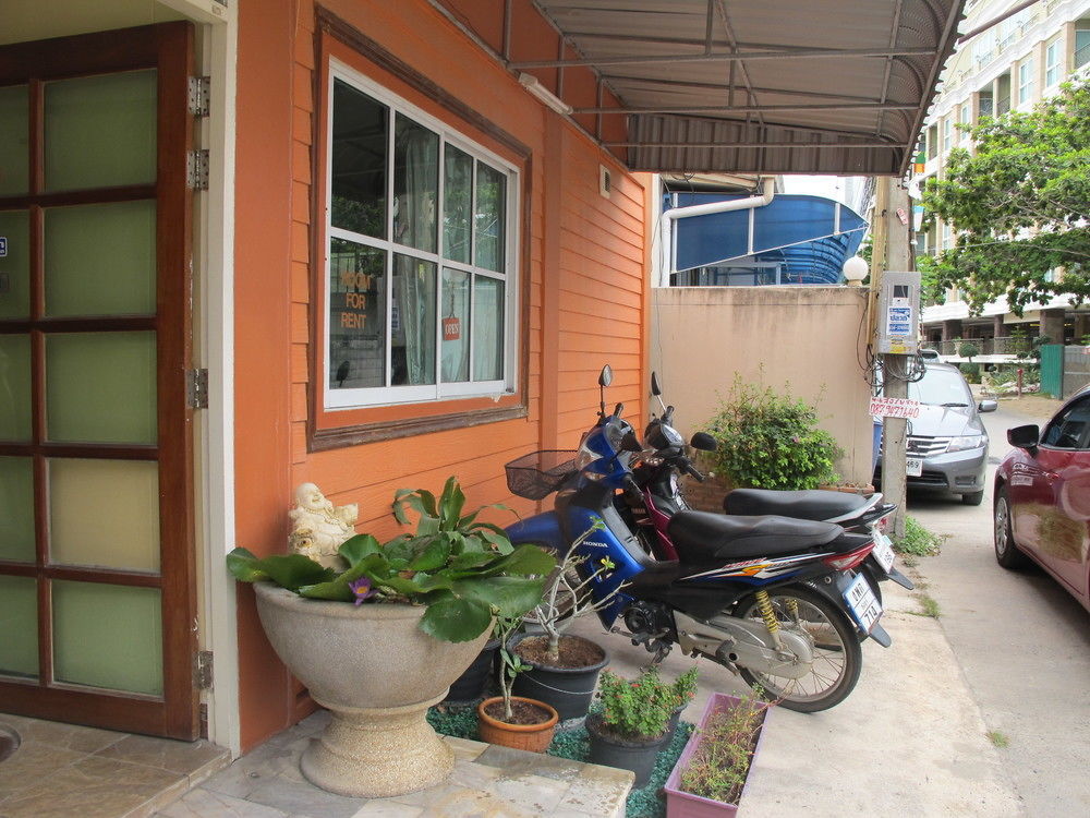 Aura House Hotell Pattaya Exteriör bild